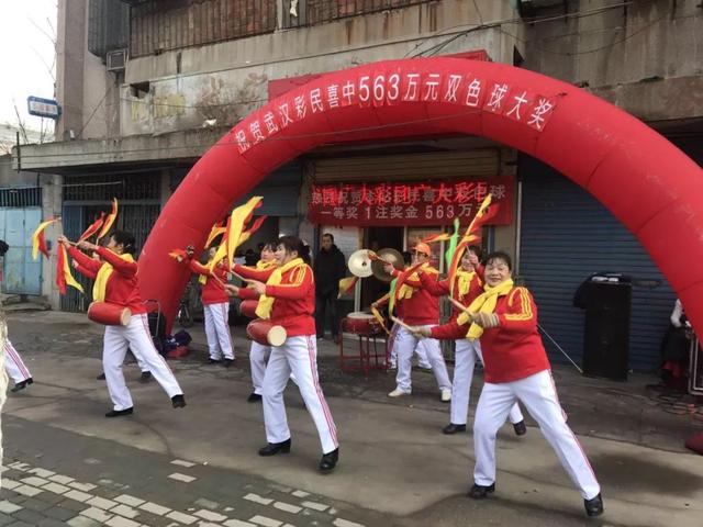 4名民工合买12+1复式票中563万 最疯狂一次曾花1万多元购彩!