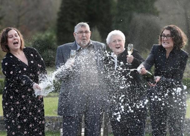 彩民露脸领取1800万 称奖金2/3分给女儿