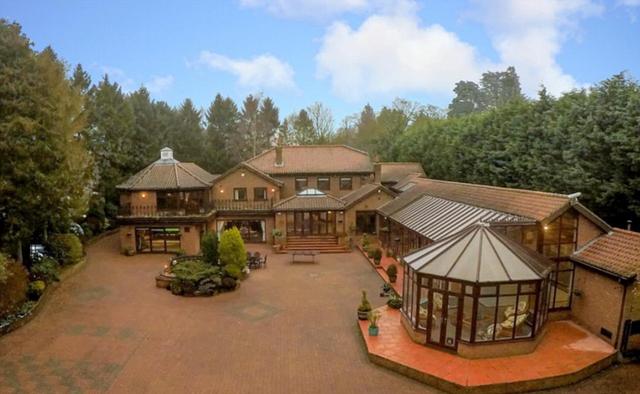 6500万得主私生活被曝光 在自家泳池写上中奖号码!