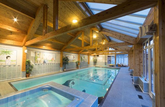 6500万得主私生活被曝光 在自家泳池写上中奖号码!