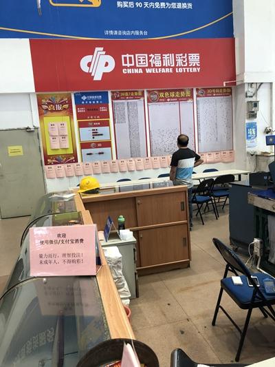 880万得主迟到一个月终现身领奖 用纸笔写下自己为何推迟领奖