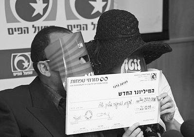 夫妻废纸堆中找回彩票,核对后发现中了7400万元!