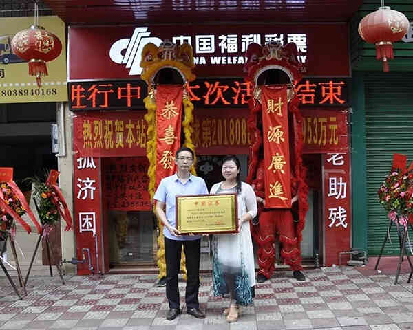 �عظ������ĸ�������ΰ��Ϊ�н�Ͷעվվ���䷢֤��