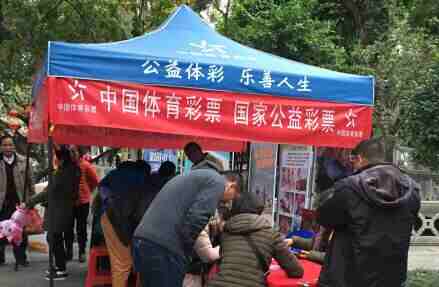 销售员推荐彩票 男子20元刮中100万大奖