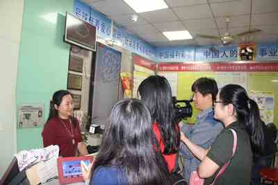 业主郭俊娜接受媒体记者采访 业主郭俊娜接受媒体记者采访